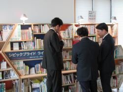 神奈川県大和市長 古谷田力氏のみんなの森ぎふメディアコスモスへの視察対応（同所）の様子