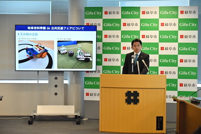 写真：令和6年4月25日　市長定例記者会見の様子