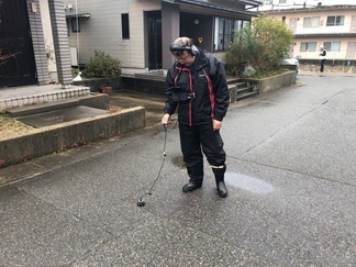 写真：漏水探知機での漏水調査の様子