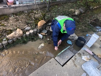 写真：宅内での漏水調査の様子