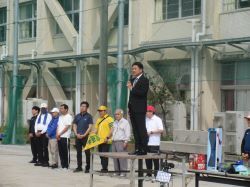 三里健康散歩道公民館講座歩け歩け大会に出席し、あいさつ（三里小学校）の様子