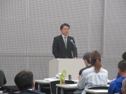 令和6年度鵜飼観覧船船員研修にて、あいさつ（長良川国際会議場）の様子