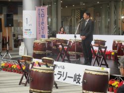 花と緑のフェスティバルフローラリー岐阜開会式に出席し、あいさつ。その後、会場を視察（柳ケ瀬グラッスル35、金公園）の様子