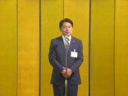 岐阜県弁護士会役員就任披露宴に出席し、あいさつ（岐阜グランドホテル）の様子