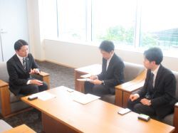 建通新聞社による「岐阜市2024年度事業展望」の取材の様子