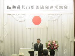 令和6年度岐阜県都市計画協会役員会及び通常総会に出席し、あいさつ及び議事進行（グランヴェール岐山）の様子