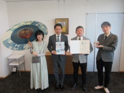 特定非営利活動法人ORGAN理事長 蒲勇介氏ほかが、ソーシャルプロダクツ・アワード2024優秀賞受賞を報告の様子