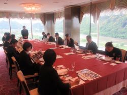 令和6年度岐阜長良川温泉旅館協同組合意見交換会に出席し、あいさつ（岐阜グランドホテル）の様子