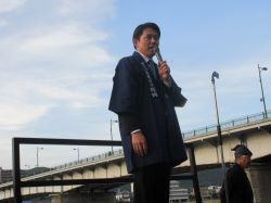 ぎふ長良川の鵜飼開きにて、あいさつ（鵜飼観覧船乗船場）の様子