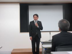 2024年度岐阜県日本中国友好協会定期総会に出席し、あいさつ（ハートフルスクエアーG）の様子