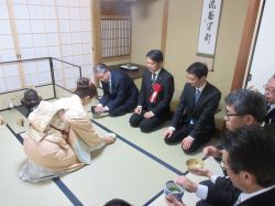 表千家同門会岐阜県支部設立60周年 表千家岐阜県青年部設立40周年記念の茶会に出席（瑞龍寺）の様子