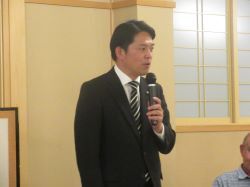 鷺山自治会連合会、鷺山まちづくり協議会主催自治会長・協力団体長合同懇親会に出席し、あいさつ（貴久家）の様子