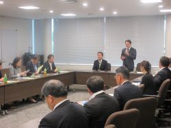 全国若手市議会議員の会OB会研修会に出席し、あいさつの様子