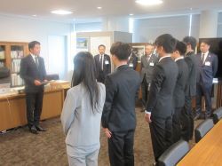 能登半島地震に伴う輪島市・金沢市への職員派遣出発式にてあいさつの様子