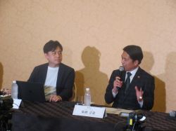 第53回地方行政経営研究会に出席し、元日南市長で株式会社飫肥社中代表 﨑田恭平氏と対談（都ホテル岐阜長良川）の様子