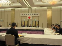 東海市長会役員会に出席（小牧市）の様子