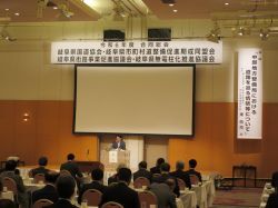 岐阜県国道協会ほか道路関係3団体の令和6年度合同総会に出席し、あいさつ及び議事進行（都ホテル岐阜長良川）の様子