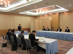 令和6年度岐阜県公立学校施設整備期成会理事会に出席し、あいさつ及び議事進行（岐阜グランドホテル）の様子