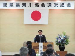令和6年度岐阜県河川協会役員会・通常総会に出席し、あいさつ及び議事進行（岐阜グランドホテル）の様子