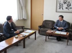 調布市長 長友貴樹氏と面談（東京都）の様子
