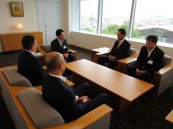 岐阜市議会議長 黒田育宏氏及び同副議長 小堀将大氏が就任のあいさつの様子