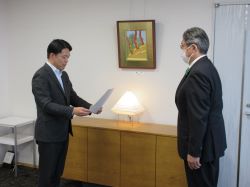 岐阜市議会議員 浅野裕司氏及び同議員 石原宏基氏に監査委員の就任辞令を交付の様子