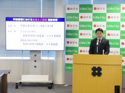 定例記者会見の様子