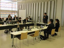 令和6年度第1回岐阜市総合教育会議にて、あいさつ（みんなの森 ぎふメディアコスモス）の様子