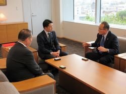 岐阜中央青果株式会社代表取締役会長 古澤順司氏及び同代表取締役社長 青木喜与昭氏と面談の様子