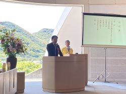 岐阜北地区交通安全協会長良西支部創立60周年記念式典に出席し、あいさつ（長良川国際会議場）の様子