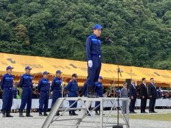 第55回岐阜市水防連合演習に出席し、訓示及び現地視察（岐阜市長良雄総地先 長良川右岸、本荘中学校）の様子