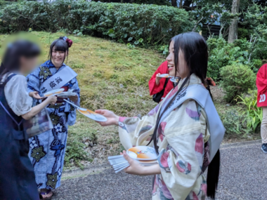 配布の様子2