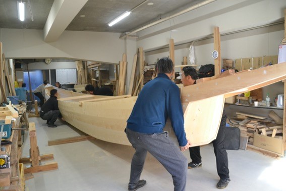 鵜舟を逆さにする様子