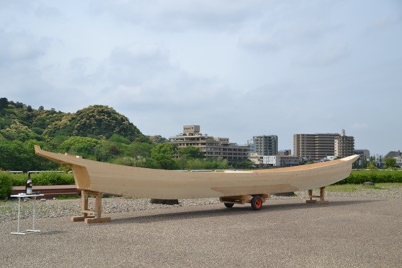 進水式会場にて、開会を待つ鵜舟