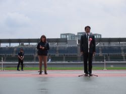第22回岐阜県パラスポーツ大会春大会「清流スポーツ大会」総合開会式に出席し、あいさつ（岐阜メモリアルセンター）の様子