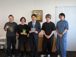 岐阜市出身のロックバンドcinema staff 辻友貴氏ほかと面談の様子