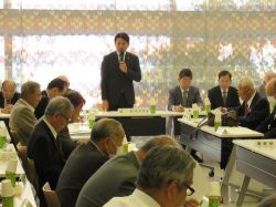 岐阜治水会令和6年度常設委員会に出席し、あいさつ及び議事進行（みんなの森 ぎふメディアコスモス）の様子