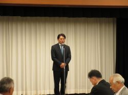 岐阜市自治会連絡協議会まちづくり懇談会に出席 し、あいさつ（十八楼）の様子