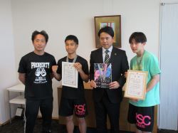 「第3回全日本UJフレッシュボクシング大会」にて、ボクシングジムStuDio Geek所属の岐阜大学教育学部附属小中学校9年 平岡大樹さんが優勝、及び同ジム所属の岐北中学校3年伊藤源喜さんが準優勝を報告の様子