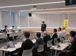 令和6年度岐阜市交通安全推進協議会に出席し、あいさつ及び議事進行の様子