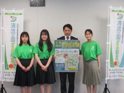 第48回全国高等学校総合文化祭生徒実行委員会の渡辺朝陽さん、岩田有也乃さん、熊澤紅葉さんが、総合開会式及びパレードの企画・運営について報告の様子