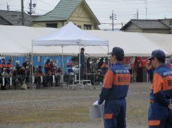 岐阜市南消防団特別点検に出席し、あいさつ（鏡島大橋北駐車場）の様子