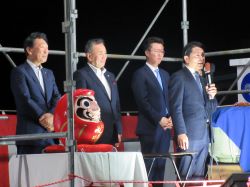 池田町長選挙当選祝いに出席し、あいさつ（池田町）の様子