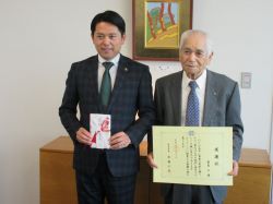アプロ通信株式会社名誉会長 蓑島正氏からの児童養護施設退所者新生活応援金の寄附に対し、感謝状を贈呈の様子