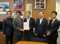 岐阜県市長会長として、参議院議員 大野泰正氏に就学前教育・保育施設整備交付金に係る緊急要望書を提出及び意見交換（東京）の様子