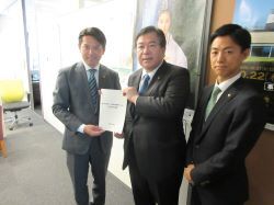 同じく、衆議院議員 棚橋泰文氏に要望書を手交（東京）の様子