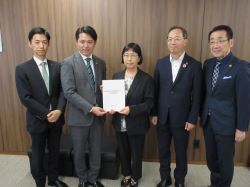同じく、こども家庭庁長官 渡辺由美子氏に要望及び意見交換（東京）の様子
