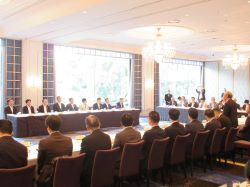 令和6年度矯正施設所在自治体会議総会に出席し、発言（東京）の様子