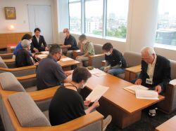 原水爆禁止国民平和大行進岐阜市実行委員会事務局長 井上茂保氏ほかと面談の様子