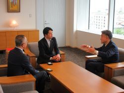 大垣共立銀行岐阜支店長兼千手堂支店長 野上匡行氏が転任、同新支店長 佐曽利浩二氏が着任の挨拶の様子